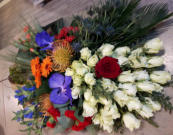  rouwwerk met witte rozen en orchidee